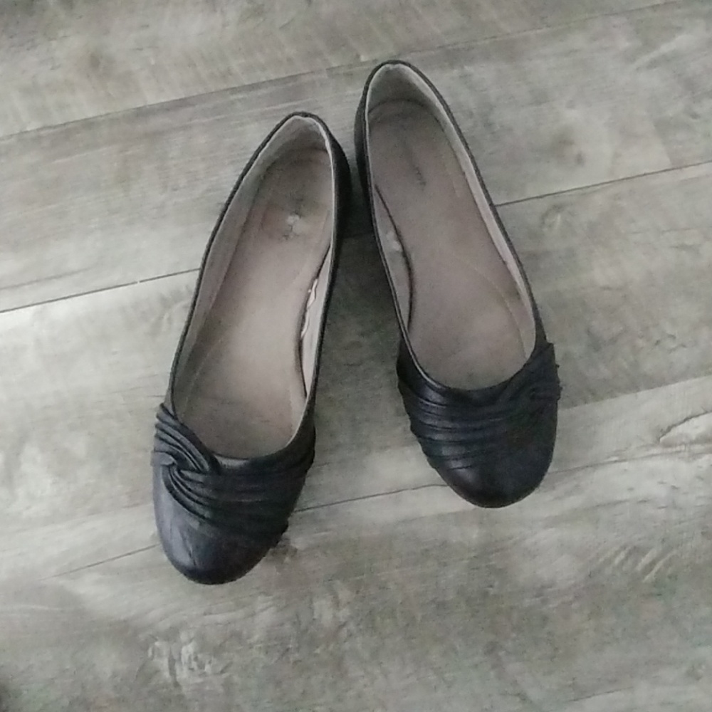 Black womens 10W slip on flats